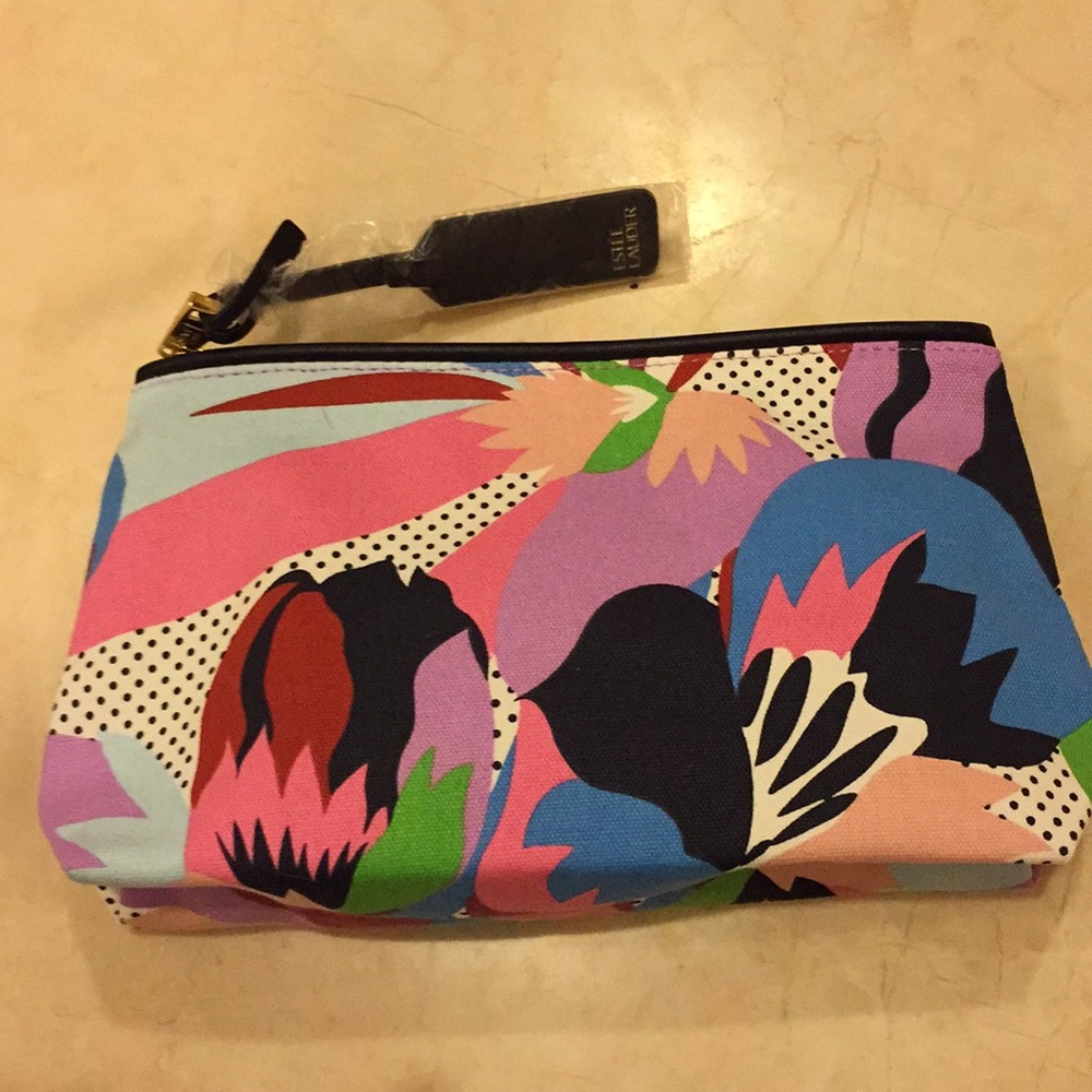 đ$8 or free with any purchase ! EstĂ©e Lauder cosmetic bag & travel bottles - Picture 2 of 5
